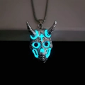 Collier crâne de bélier gothique pour hommes avec yeux bleus luisants dans le noir - Acier Inoxydable Vert Cyan Lumineux