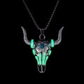 Gedetailleerde punk stierenschedel hanger met blauwe steen en groen lichtgevende afwerking - Groen