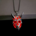 Pendentif crâne de bélier gothique argenté avec effet lumineux rouge sur fond noir - Acier Inoxydable Orange-Rouge Lumineux