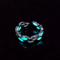 Vista dettagliata dell'anello a foglia blu luminoso con fascia in argento regolabile - Argento Bagliore Blu-verde