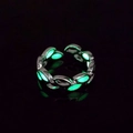 Dettaglio dell'anello a foglia regolabile con luminescenza verde brillante al buio - Argento Luce Verde