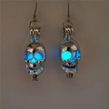Leuchtende Totenkopf Ohrhänger mit blauem Kern in hohl geschnitztem Silbermetall - Silber Blaues Glühen