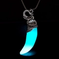 Leuchtender Elefantenzahn-Anhänger mit blauem Nachtlichteffekt und silberner Halskette - Antik Silber Aqua Leuchten