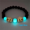 Bracciale teschio Halloween con perle di lava nera e pietre luminose azzurre - Bagliore Ciano