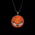 Detail einer Halloween-Fledermaus-Halskette mit schwarzen Fledermäusen auf orangefarben auf orangefarbenem Anhänger - Orange