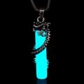 Dettaglio del ciondolo luminoso blu con un drago d'argento scolpito in stile fantasy - Argento Antico Bagliore Blu-Verde