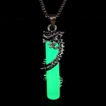 Dettaglio del ciondolo a forma di drago vintage con cilindro verde luminoso e catena - Argento Antico Luce Verde