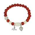 Detail eines Perlenarmbands mit roten Perlen, Kristallkugel und Mom-Herzanhänger - Leuchtendes Rot