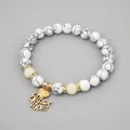 Detailansicht eines Herzanhängers mit Super Mom Text auf Marmorperlenarmband - Weißer Türkis KC Gold Blau-Grünes Leuchten
