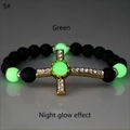 Dettaglio delle perle in lava e croce luminosa con effetto bagliore notturno verde intenso - Oro Antico Luce Verde