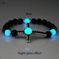 Effetto blu luminoso su bracciale vintage con croce e pietre vulcaniche nere - Argento Antico Luce Blu