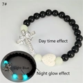 Vue détaillée des perles lumineuses et de la croix en argent sur bracelet tressé noir - Argent Blanc Strass Lueur Bleu-Vert (7#)