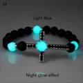 Dettaglio del bracciale croce vintage luminoso con perle di pietra lavica e bagliore blu - Argento Antico Luce Blu Chiaro