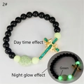 Dettaglio del bracciale luminoso con perle che mostra l'effetto bagliore notturno - Oro Verde Pavone Strass Bagliore Verde (2#)