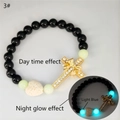 Dettaglio del braccialetto con perline a croce luminosa, pietra vulcanica e cuore - Oro Bianco Strass Bagliore Blu-Verde (3#)