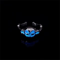 Macro-opname van een Halloween schedelring met blauw lichtgevende ogen en open mond - 2# Blauw Licht