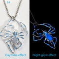 Collana con ragno luminoso che mostra il dettaglio diurno e l'effetto fluorescente blu - Bagliore Blu (1#)