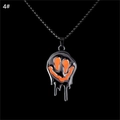 Detail-Makroaufnahme eines schwarzen Smiley-Anhängers im Lava-Stil mit orangefarbener Emaille - Orangerotes Leuchten (4#)