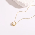 Dettaglio del ciondolo geometrico dorato con perla bianca e zirconi micro-incastonati - Ciondolo Ovale Geometrico (XL0186) / Oro