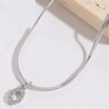 Dettaglio collana a catena serpente d'argento con pendente ovale pavé di zirconi - Numero 0 (Placcato Argento)