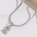 Dettaglio macro di una collana a catena serpente d'argento con ciondolo numero 2 in zircone - Numero 2 (Placcato Argento)