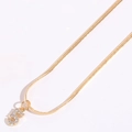 Dettaglio di una collana a catena serpente dorata con ciondolo numero cinque in zirconi - Numero 5 (Placcato Oro 14K)