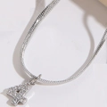 Vista macro della collana a catena a serpente da 2 mm con pendente numero 4 e zirconi - Numero 4 (Placcato Argento)