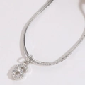Macro di una collana a catena serpente d'argento da 2 mm con ciondolo numero sei in zircone - Numero 6 (Placcato Argento)