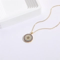 Collar de amuleto ojo turco dorado con circonitas de colores sobre un fondo blanco - Colgante Redondo (XL0283-2)