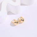 Vista detallada de pendientes de aro esféricos geométricos en forma de U en oro pulido - Bola Redonda Lisa (12MM)