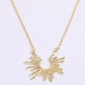 Gedetailleerde close-up van gouden zonnestraal hanger met minimalistische gravure - 14K Verguld (XL2062)
