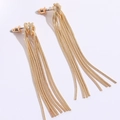 Detail van 14K vergulde slangenketting kwastje oorbellen met een elegant knoopontwerp - 8-Strand Stijl / 14K Goud