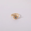 Detail van de boze oog ring met blauw emaille en strassteentjes op een goud - Emaille Rond Boze Oog Stijl (Stijl 2)
