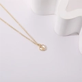 Elegante collar de corazón dorado con incrustación de nácar letra B y circonitas - Estilo Llave de Corazón Letra B