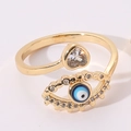 Detailopname van een gouden verstelbare ring met boze oog en hartvormige zirkoon - Hart Zirkonia Boze Oog Stijl (Stijl 1)
