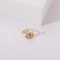 Gouden open ring met boze oog, parel en zirkonia op een wit geometrisch voetstuk - Waaiervormige Parel Boze Oog Stijl (Stijl 4)