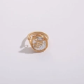 Detailansicht des mit 14K Gold gefüllten, drahtumwickelten Süßwasserperlenrings - Rund Weiß (MA2-3)