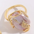 Goldener Ring mit rosa Barockperle und diamantbesetzten Blattakzenten für Damen - Purpurrotes Blatt (MA2-3)