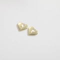 Vista detallada de los pendientes de aro huggie con corazón roto y acabado en oro pulido - Dorado (ES4051-1)