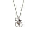 Elegante zilverkleurige ketting met hanger van twee katten en een donkergrijze parel - Wakende Kat Stijl