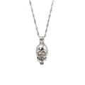 Zilveren schedelhanger ketting met witte parel binnenin op een gedraaide touwketting - Gladde Schedel Stijl