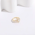 Detalle macro de un anillo de corazón bañado en oro de 14k con perlas y cristal de pera - Estilo Corazón (JZ0134-2)