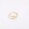 Detalle de anillo chapado en oro de 14k con incrustación de nácar en forma de media luna - Estilo Luna (JZ0134-1)