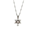 Zilveren opengewerkte ster van David kooi ketting met een witte parel erin - Holle Hexagram Stijl