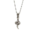 Zilveren slangenketting met opengewerkte kooi en parel aan een watergolfketting - Slang Stijl