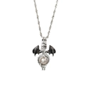 Vintage zilveren draak ketting met witte parel hanger op een strakke witte achtergrond - Kleine Vuurdraak Stijl