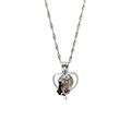 Zilveren ketting met hartvormige opengewerkte hanger met twee katten en een witte parel - Kristallen Wakende Kat Stijl