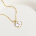 Elegante collar bañado en oro de 14K con colgante de rosa y esmalte blanco sobre fondo - Estilo de Colgante de Moneda de Rosa Blanca (XL0056)