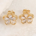 Detailansicht floraler Ohrstecker mit 14K Vergoldung und geometrischen Zirkonia-Steinen - Blumen-Design (ES2110)