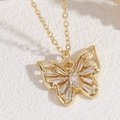 Elegante collana a farfalla placcata oro 14K con perla, zirconi e una sottile catena a maglie - Farfalla Zirconia (XL2119-1)